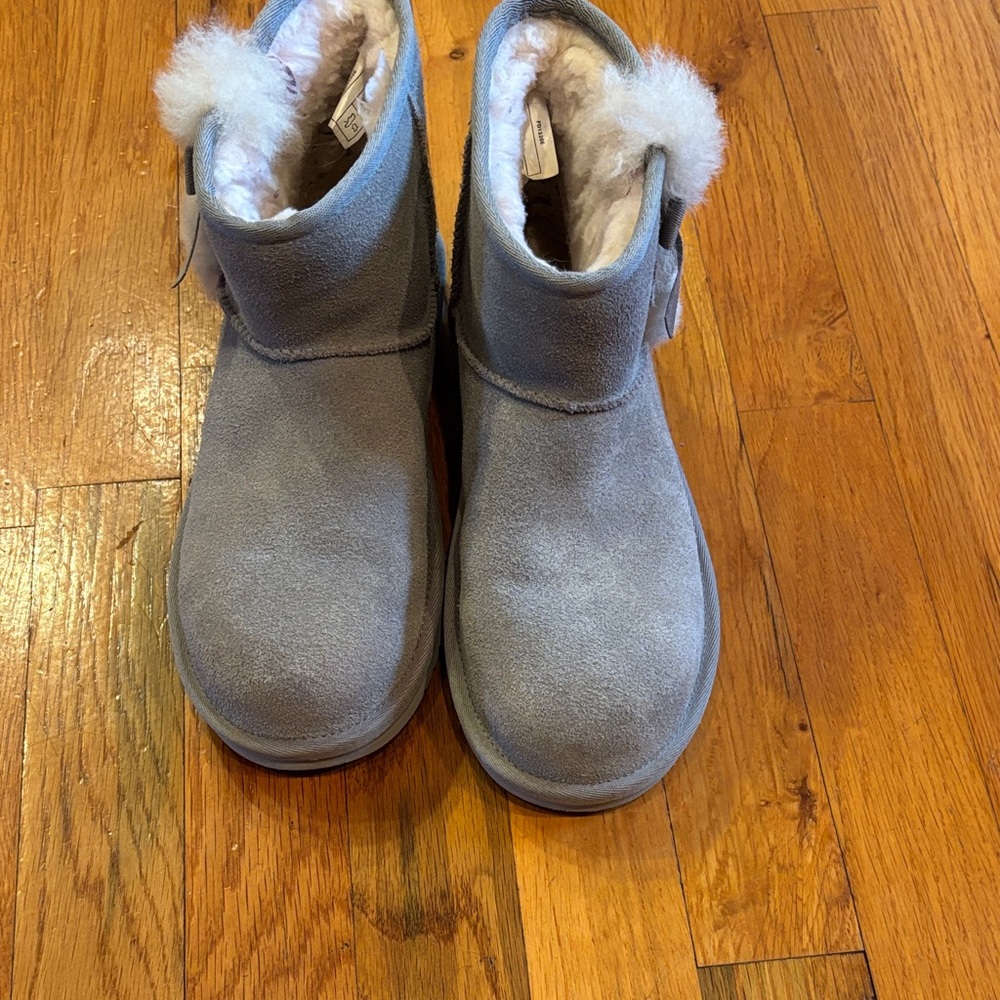 Kookaburra by Ugg Gray Suede Boots with Bow and Fur Trim Size 6